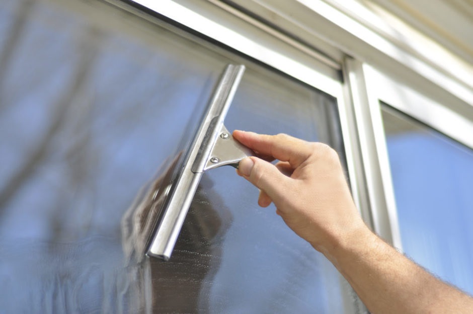 5 Reasons to Hire a Professional Window Cleaning Company for Your Business